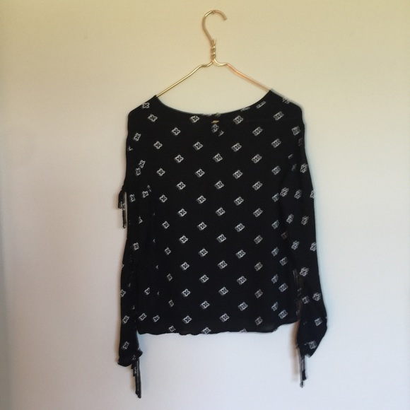 MOSSIMO :: L/S CLOVER PRINT TOP :: TIE SLEEVES - Picture 2 of 5